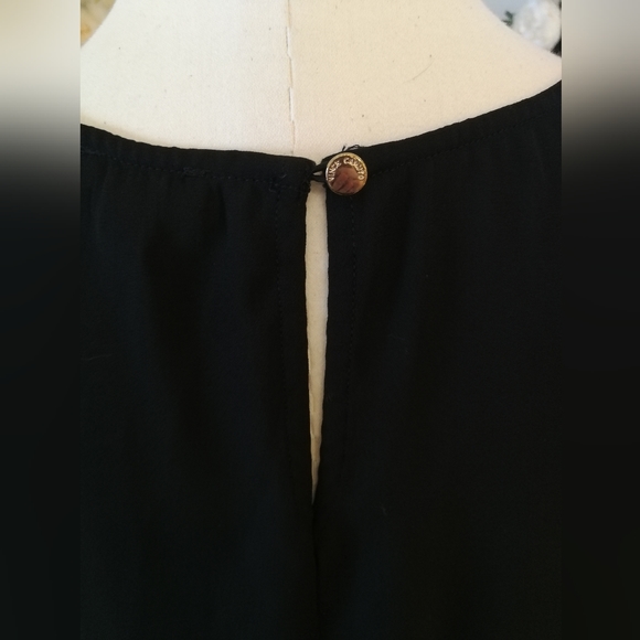 Medium black scoop neck long sleeve lightweight Vince Camuto top, button cuffs - Picture 8 of 9